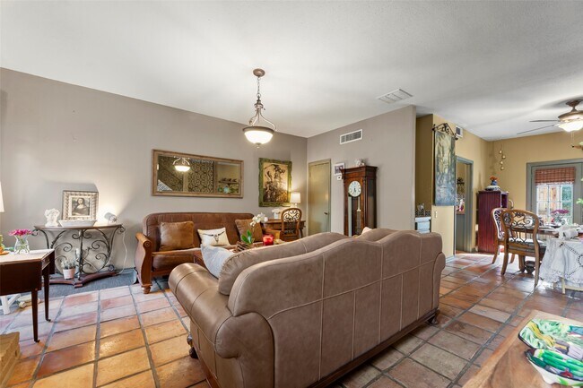 Building Photo - 11710 Southlake Dr