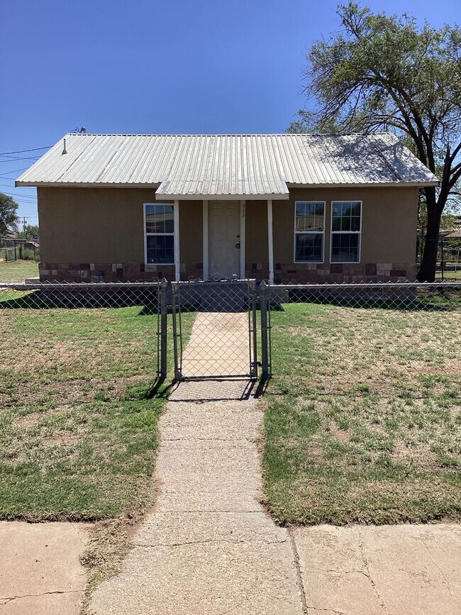 Building Photo - Charming 2 Bed 1 Bath Home Located in Portales!  Small Dogs and/or Cats Upon Approval!