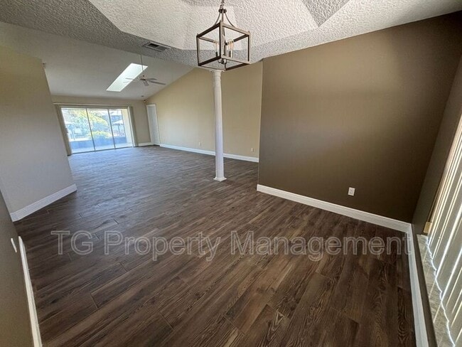 Building Photo - 20 Clarendon Ct N