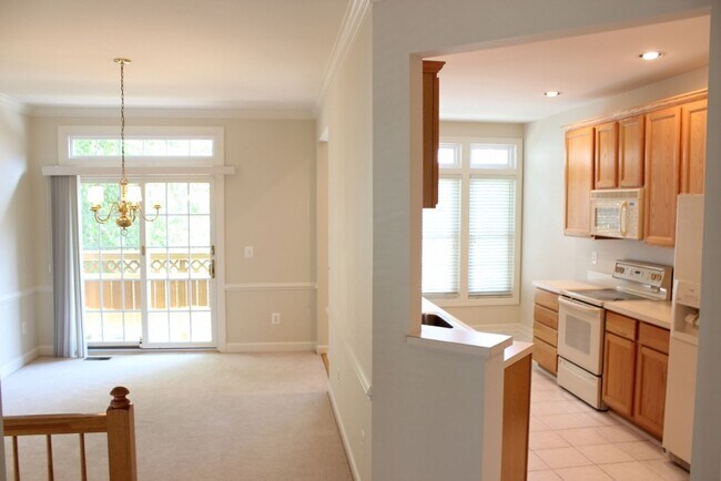 Building Photo - Lovely 3 Bedroom 2.5 Bath Townhome with De...