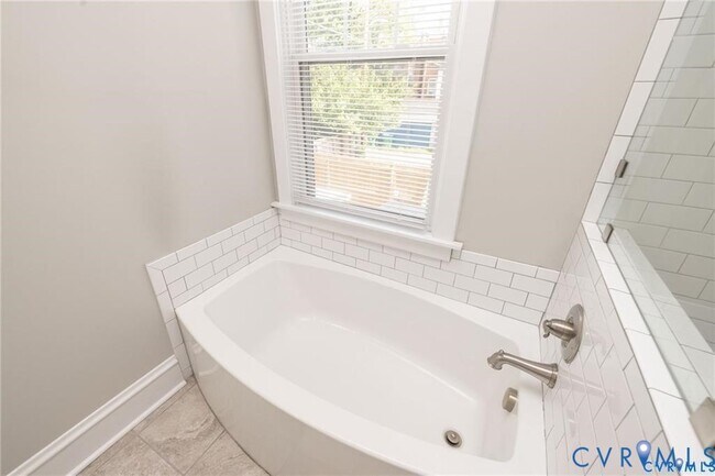 Building Photo - 2302 Maplewood Ave