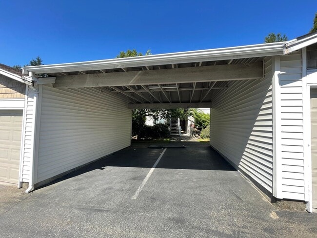 Building Photo - Sammamish - 3 BR, 2 BTH ground floor condo...