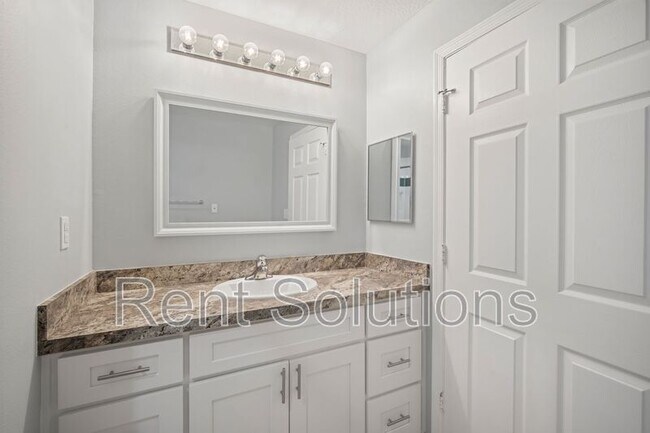 Building Photo - 5110 Bay Club Cir