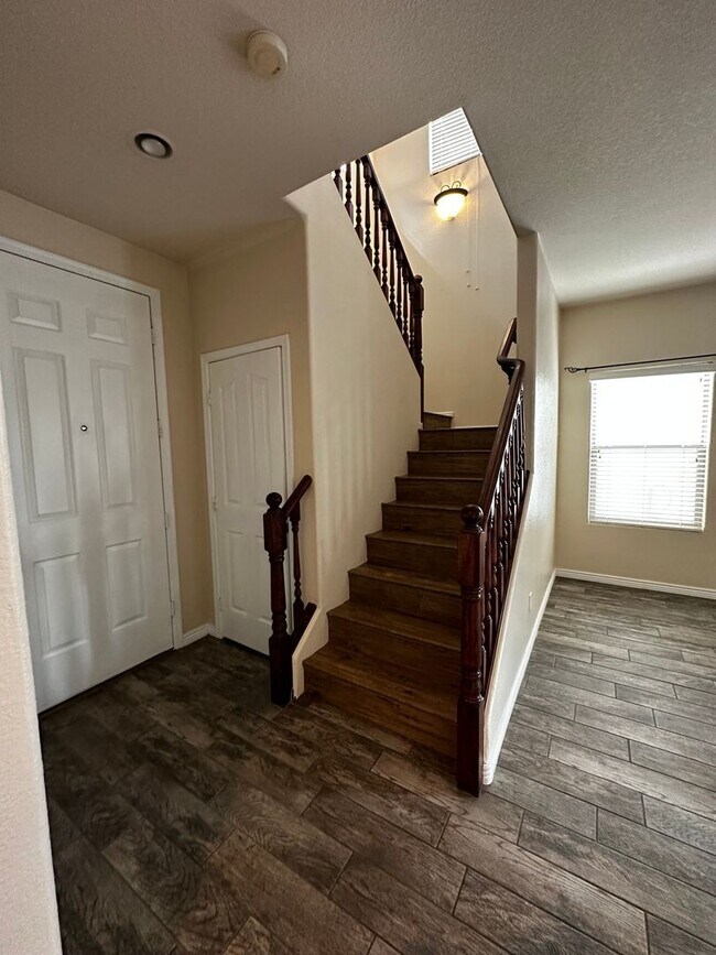 Building Photo - 4 BEDROOM HOME IN RAY RANCH