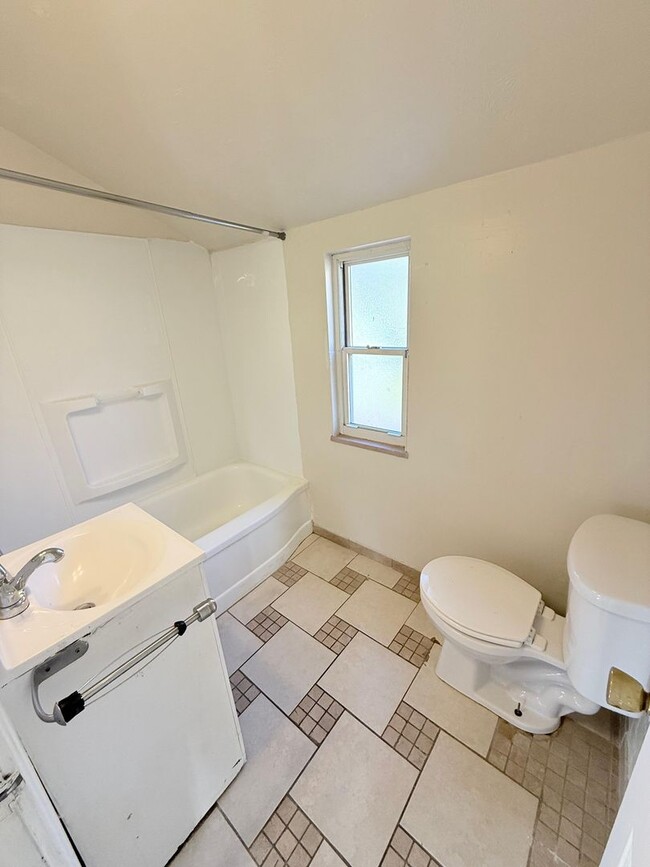 Building Photo - Spacious 3BD/1BA Single Family Home