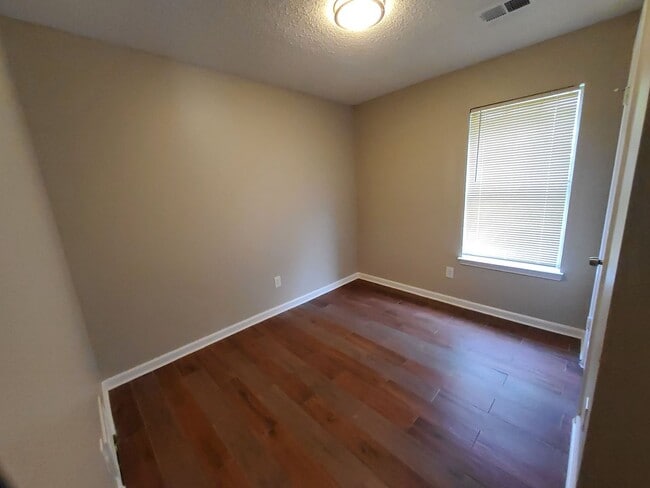 Building Photo - 4582 Summer Creek N
