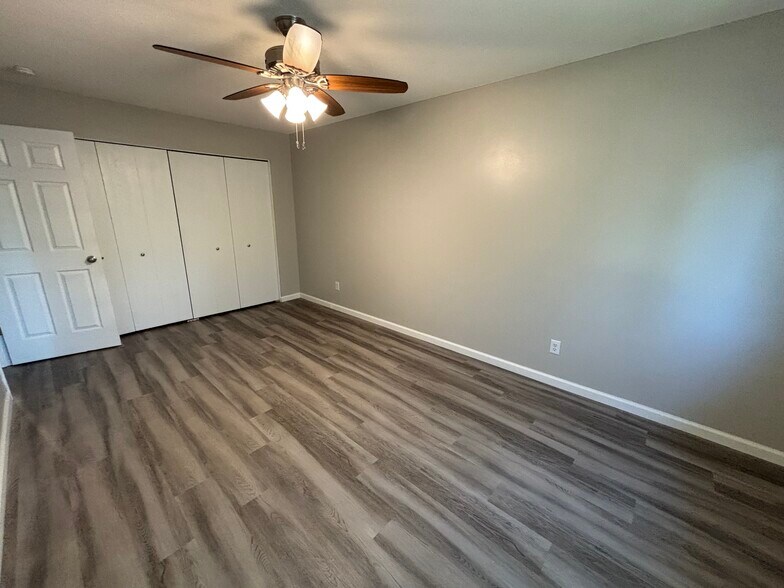 Building Photo - 9431 Ranchview Ln N