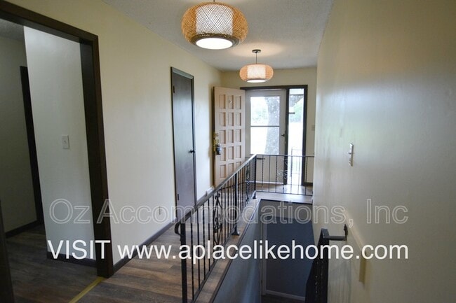 Building Photo - 608 E 78th St