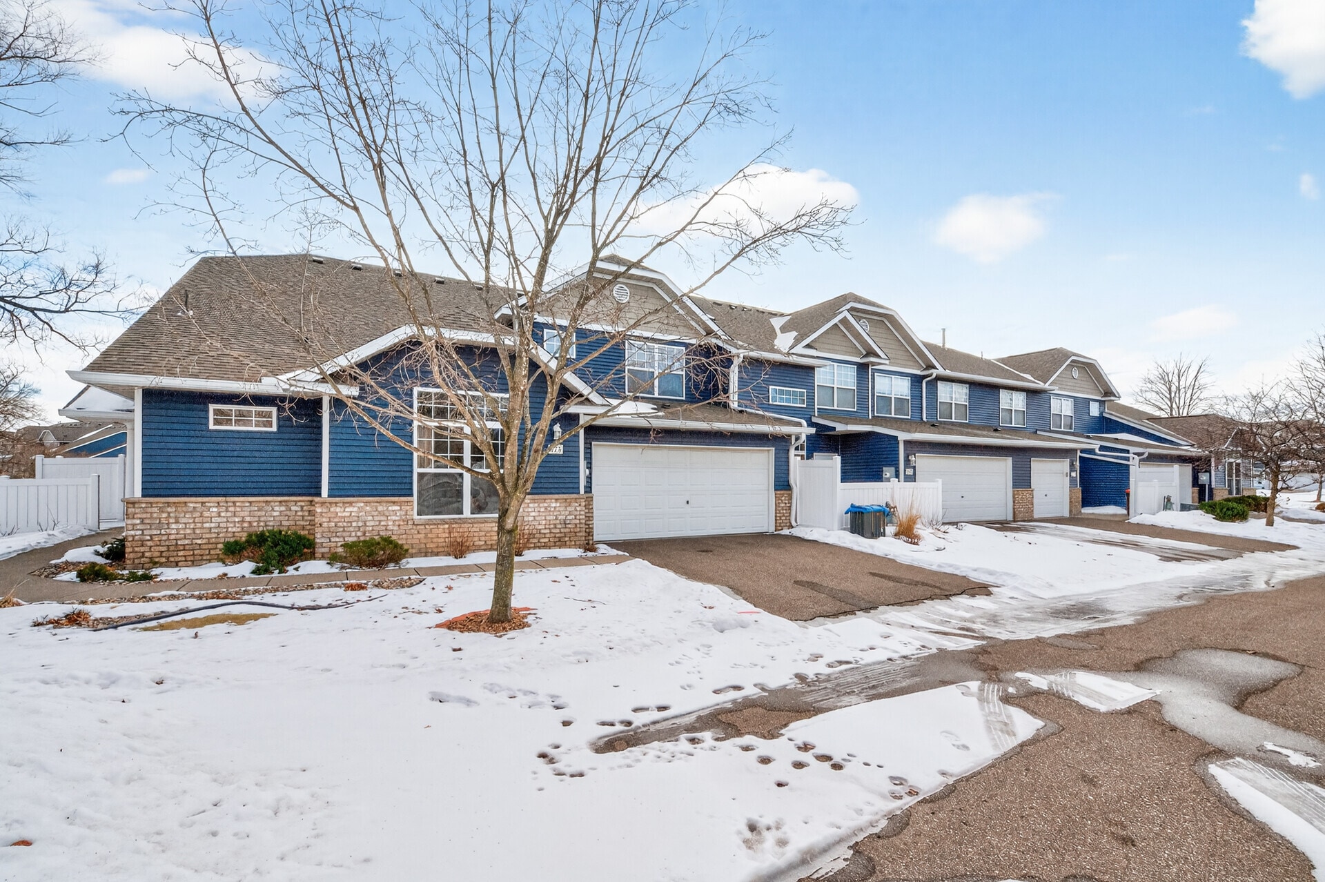 Building Photo - 475 Hickory Ln N