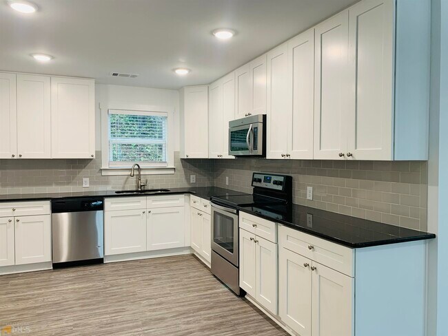 Building Photo - 105 Oak St