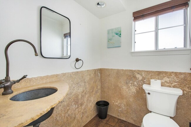 Building Photo - 603 10th St