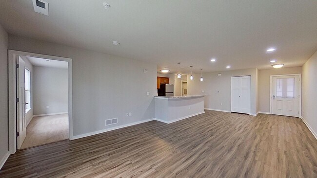 Building Photo - Condo Style Lower 1 Bedroom 1 Bathroom Apartment