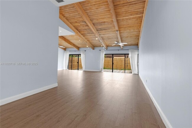 Building Photo - 2627 Parkview Dr S