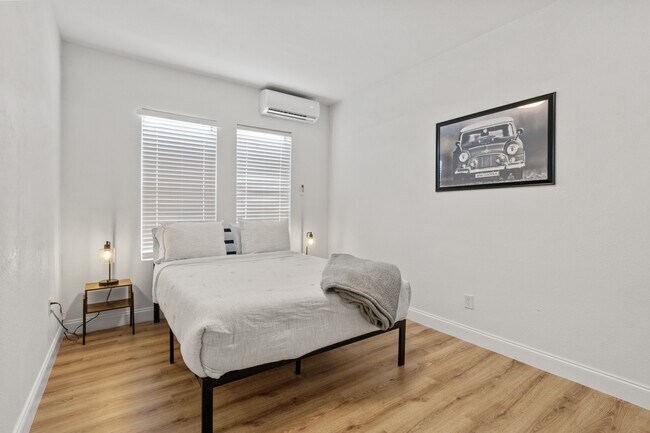 Building Photo - 911 E 23rd Ave