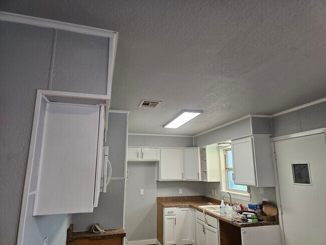 Building Photo - 3 bed 2 bath Newly Renovated Home For Rent