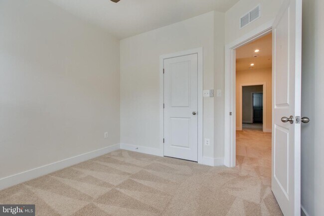 Building Photo - 2546 Buckthorn Dr