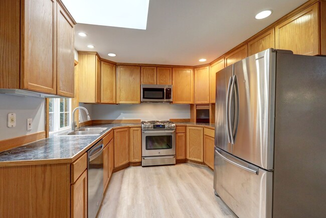 Building Photo - Beautifully Updated Rambler Available in W...