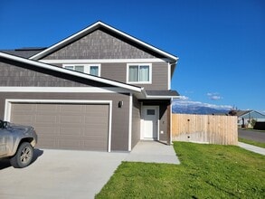 Building Photo - 3 Bed 2.5 Bath with double attached garage in Belgrade