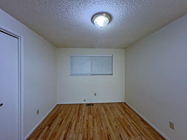 Building Photo - 4 bedroom 2.05 bath rambler on Kent's East...