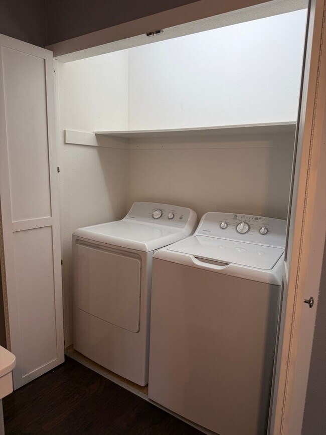 Building Photo - Beautiful 2 Bed/2.5 Bath Townhome on Bend'...