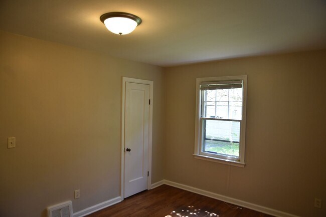Building Photo - 3 Bedroom Home in Clintonville/Beechwold Area