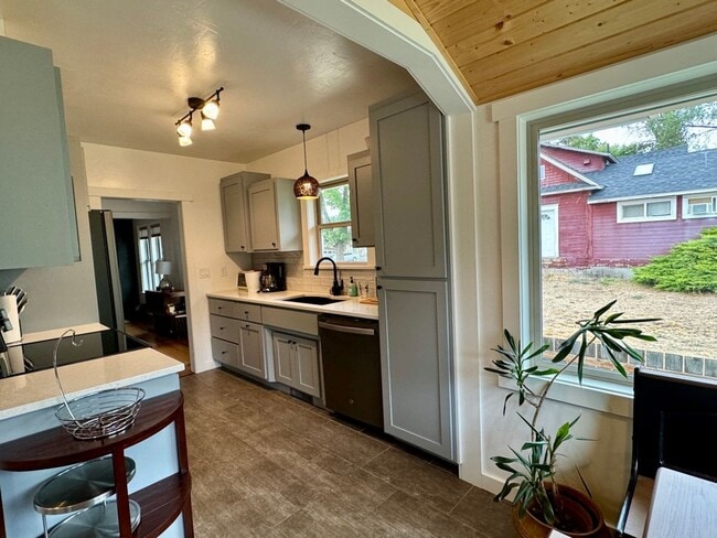 Building Photo - Beautiful Furnished Home in Downtown CDA