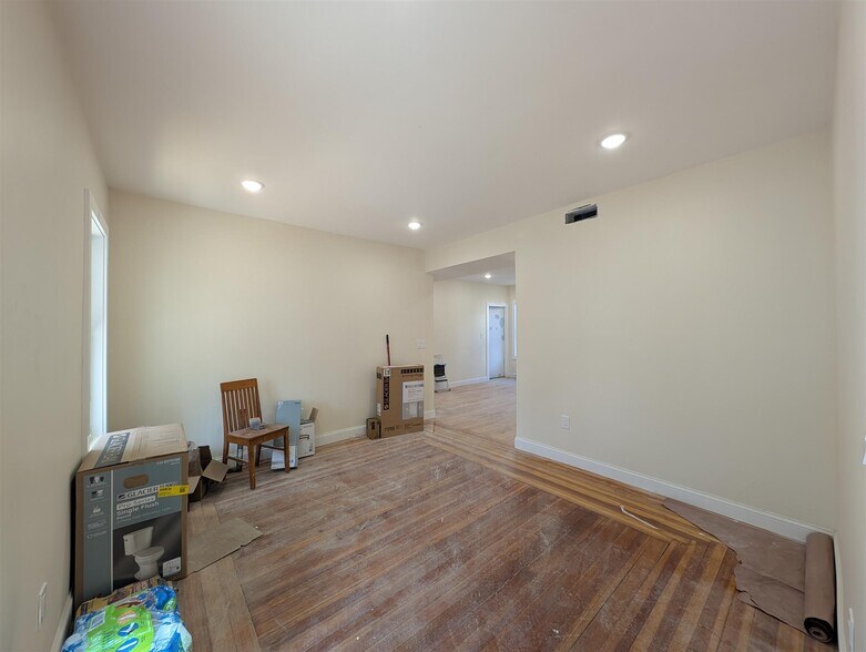 Building Photo - 5 Lowell Cir