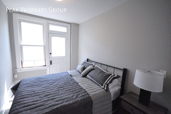 Building Photo - Available Now! Located in the Short North!...