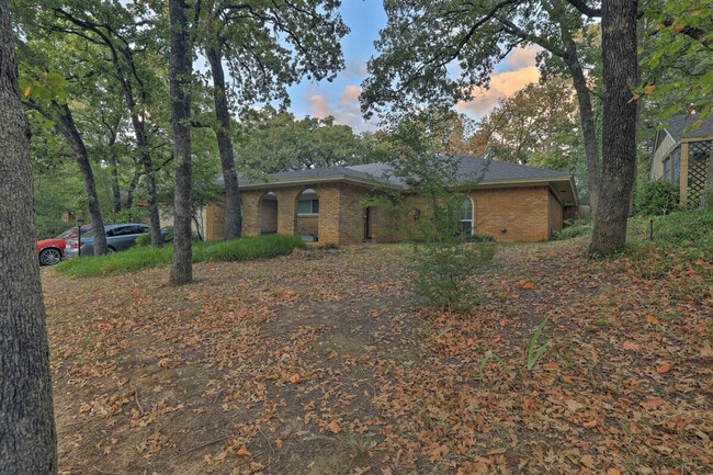 Building Photo - 2109 Woodside Dr