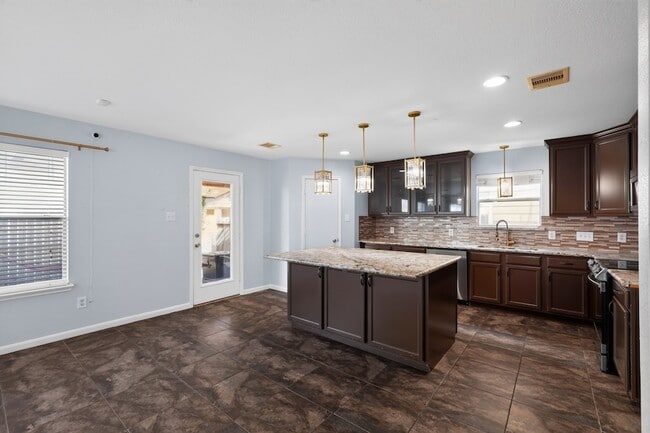 Building Photo - 331 Mantova Dr