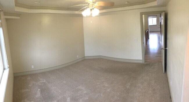 Building Photo - Spacious Home w 2 attached 2 car garage