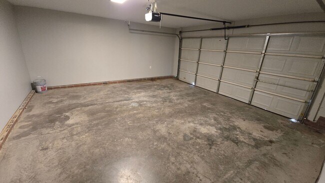 Building Photo - 614 Summerhill Dr