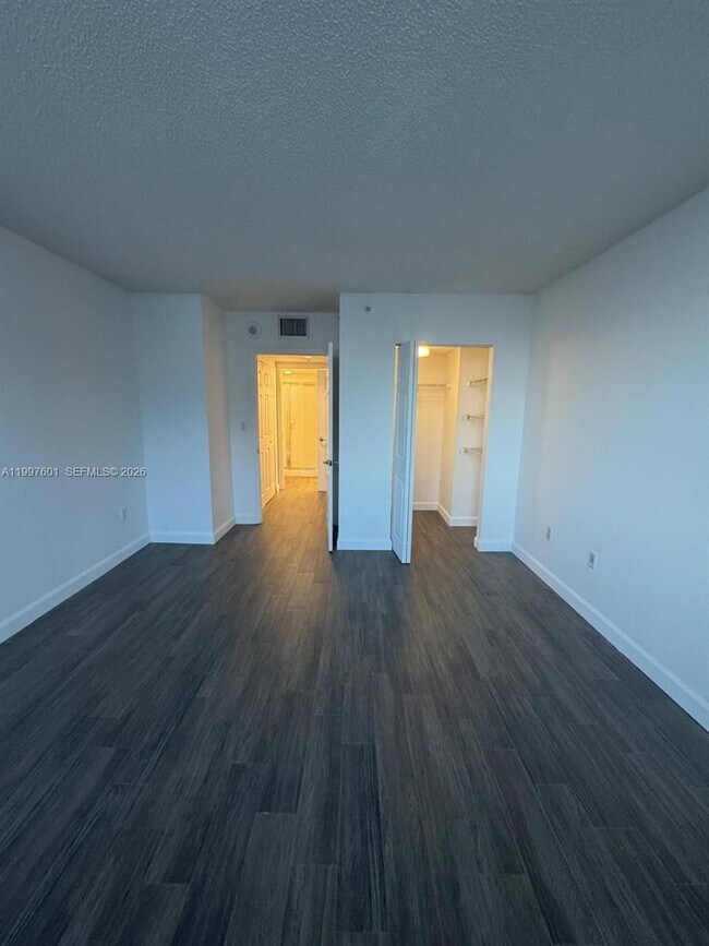 Building Photo - 1155 Brickell Bay Dr