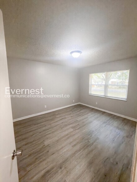 Building Photo - 6069 Anglia Dr