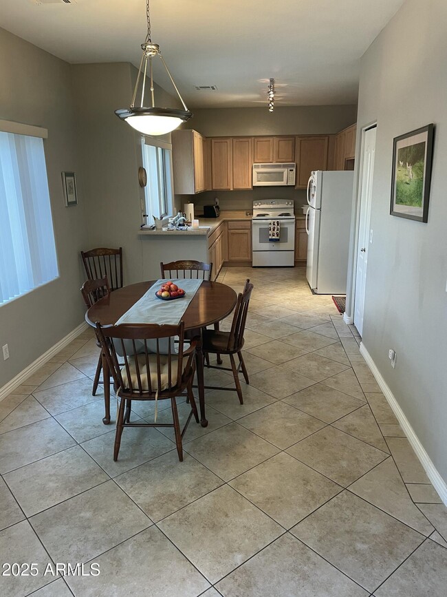 Building Photo - 1015 S Val Vista Dr
