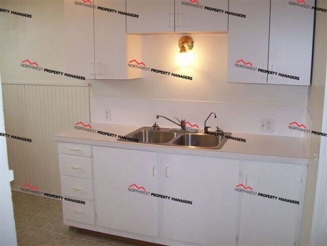 Building Photo - r174a