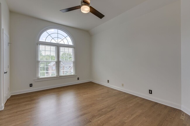 Building Photo - 4-Bed/4-Bath in Brentwood-- Walk to Kenros...