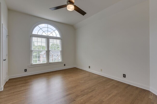 Building Photo - COMING SOON!-- Walk to Kenrose and Ravenwood!