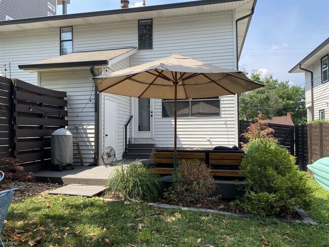 Building Photo - 2 br, 1.5 bath Townhome - 617A Moore Avenue