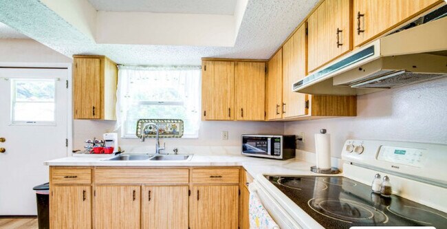 Building Photo - 20126 Suncrest Dr