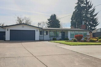 Building Photo - Spacious 4BD/4BA Home with Private Studio, located in the desirable Ferry St Bridge area!