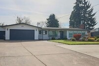 Building Photo - Spacious 4BD/4BA Home with Private Studio, located in the desirable Ferry St Bridge area!