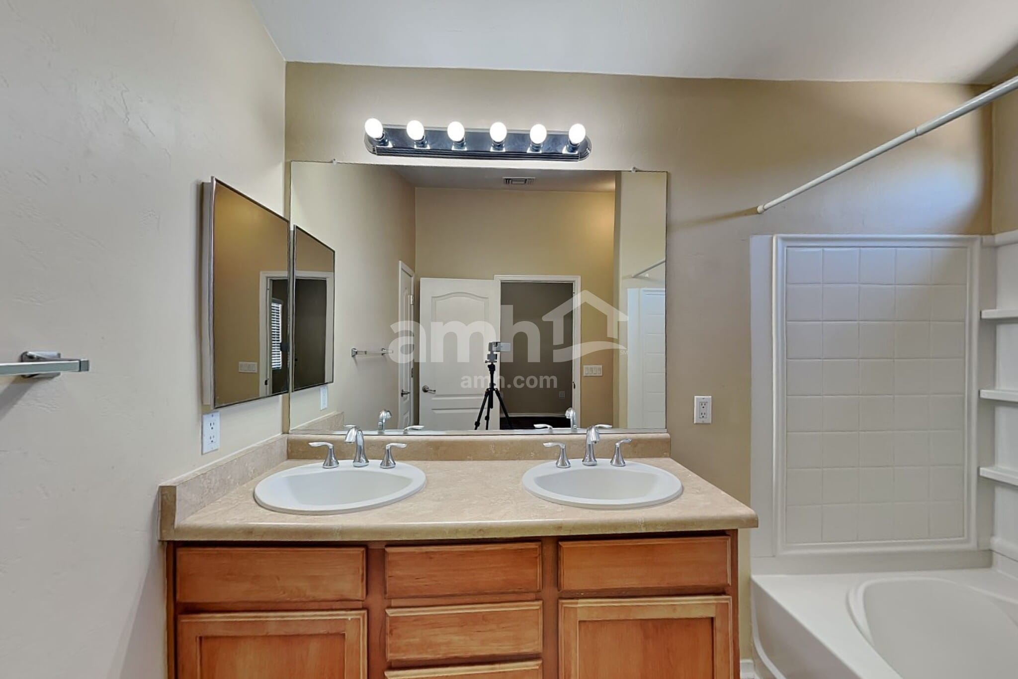 Building Photo - 4133 E Lushfield Dr