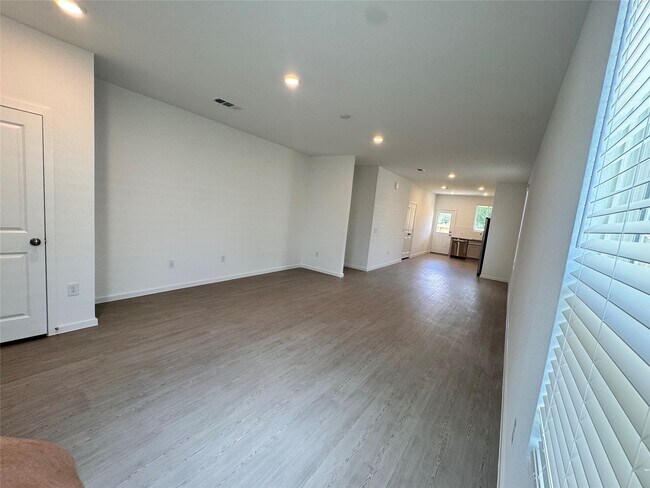 Building Photo - 25577 Balsamroot Dr