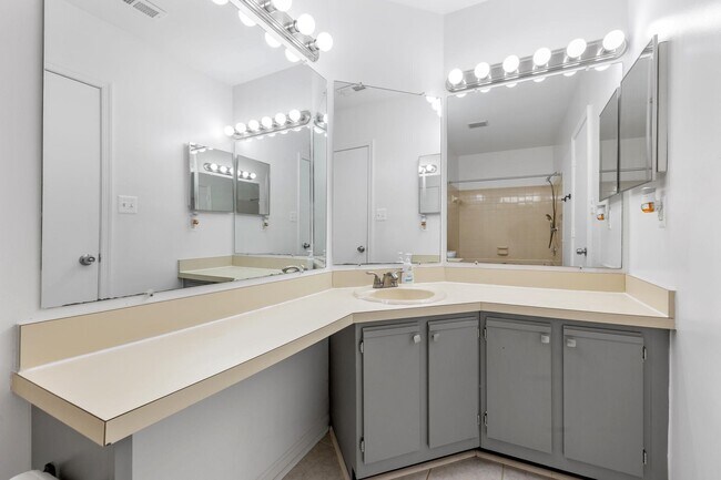 Building Photo - 6910 Victoria Dr