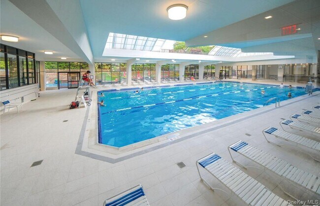 Building Photo - 2 Bay Club Dr