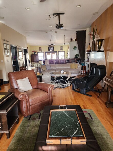 main fl entertainment - 3457 N Kedzie Ave