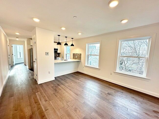 Building Photo - 33 Leyden St