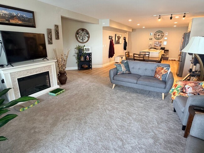 Building Photo - Executive 5 bed/4 bath home, POOL with pool service, decks with VIEWS, two kitchen/living room ar...