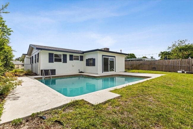 Building Photo - 533 Riverside Dr